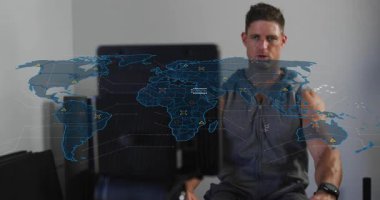 Kürek çeken adam ekrana bakacak şekilde kürek çekiyor ve her çekiş takip uygunluğu verisine yanıt veriyor. Kardiyo, stajyer, ev spor salonu, monitör, ekran, harita, analiz