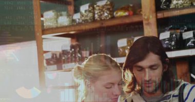 Tablet gösteren ve çizgi film çizelgelerine yaslanmış kadına dokunan bir adam dükkan kavanozlarını kontrol ediyor. Takım çalışması, işbirliği, perakende, depolama, analiz, gösterge paneli, veri