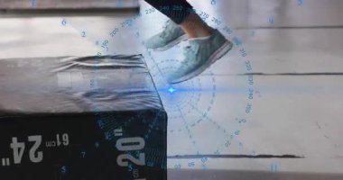 Sporcu ağırlığını geri çekiyor, itiyor, spor salonunda 20 kutunun üzerine iniyor, kalça ya da diz gücünü takip ediyor. Plyometrik, atlama, hareket, eğitim, stüdyo, grup, tayt