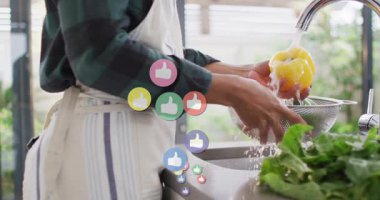 Ev yemeği hazırlamak için çeşme altında sarı biberi durulamak, durulamak, el üstünde büyümeyi sevmeye neden olur. Kolander, mutfak, yeşiller, sebzeler, su, ikonlar, kaplama