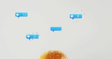 Mavi kabarcıklar yükselen tezgahlar vızıltıyı gösterirken çörek kenarlı hamburgerin yükseldiğini gösteren bir çerçeve. Sandviç, patates kızartması, peynir, tabak, ahşap, stüdyo