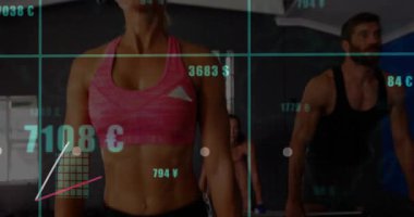 Kamera, kadın başrol oyuncusunun vücut geliştirme çubuğunu kaldırarak grup üzerinden döviz çubuklarına dönüştüğünü gösteriyor. Spor salonu, ağırlık, trio, egzersiz, veri, dijital, stüdyo