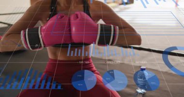 Pembe eldivenli kadın boksör, antrenör olarak eldivenlere vuruyor, HUD boks ölçümleri gösteriyor. Halka, koç, atlet, pedler, matkap, kardiyo, odaklanma