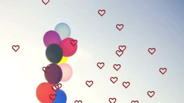 Kısmi kafa sallama balon sütunu yükselirken kalp hatları gökyüzünü doldurmak için çoğalıyor. Renkli, şenlikli, arka ışıklandırmalı, açık havada, küreler, siluet, yüzen