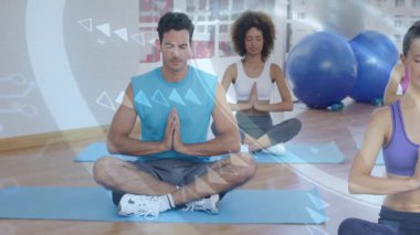 Fitness sırasında meditasyon yaparken dua eden merkez adam, paspasları süpürür. Meditasyon, yoga, stüdyo, sakinlik, farkındalık, grup, odaklanma