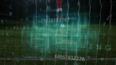 Erkek futbolcu topa vurmaya hazırlanırken bacağını kaldırıyor. Futbolcu, marka, dijital, spor, stadyum, gece, çim