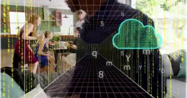 Elinde telefon tutan bir kadın, masanın etrafına yaslanan arkadaşlar, hareket halindeki teknoloji. Akıllı telefon, grup, ev, sosyal, gündelik, modern, kahkaha