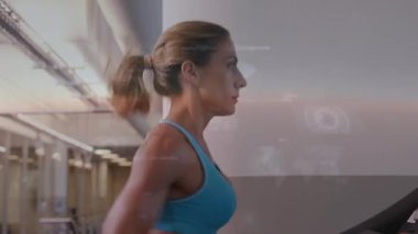 Spor salonunda koşu bandında koşan bir kadın sağlık verilerini kaydetmek ve el bilgisayarlarını dalga formlarıyla aktif hale getirmek. Fitness, kardiyo, biyometrik, metrik, üst üste, ekran, geleceksel