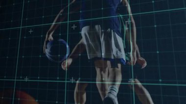 Mavi formalı oyuncu top sürmeye başlıyor ve potaya doğru gidiyor, sayı yapmaya çalışıyor, spor sahası takibi. Basketbol, mahkeme, crossover, smaç, basket, backboard, defans