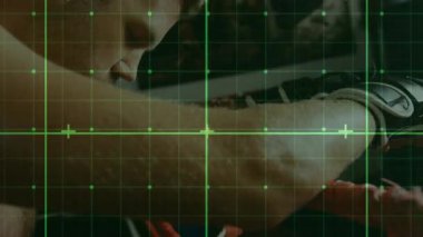 Erkek atlet halata yaslanıyor, eldiveni ayarlarken yeşil HUD hayati organları takip ediyor, boksa hazırlanıyor. Rakip, antrenman, spor, eldiven, odaklanma, konsantrasyon, dövüş