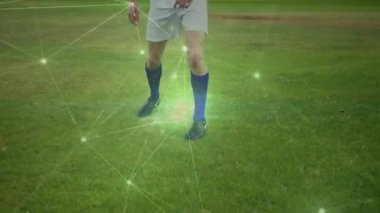 Futbolcu gelen topa tepki veriyor. Bisiklet tekmesi atarak vuruyor ve yeşil kaplama haritaları çiziyor. Sporcu, açık hava, çim, alan, üniforma, hareket, çeviklik