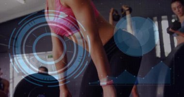 Çekirdeği sıkılaştıran, kalçasını çalıştıran ve halteri çekerken HUD verileri örtüyor. Kaldıraç, kettlebell, ağırlık, spor salonu, sınıf, egzersiz, güç