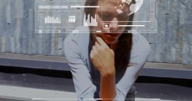 Çenesi düşük bir kadın, telefonu kaldırıyor ve dinliyor. Finans incelemesi için AR çizelgelerini güncelliyor. Açık hava, şehir, plaza, bank, artırılmış gerçeklik, ekran