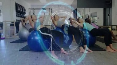 İsviçre topları üzerinde yaslanmaya başlayan kadınlar, HUD rehberlik temposuyla senkronize fitness mekiği çekiyorlar. Grup, sınıf, stüdyo, spor salonu, aynalar, minderler, istikrar