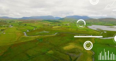 Drone ileri-sağ pan, HUD ölçekleri canlandırma, tarla, nehir, göl verilerini takip etmek için güncelleme. Hava, tarım arazisi, vadi, tarla, su yolu, dağlar, bulutlu