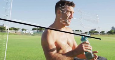 AR zaman çizgisi kayıyor, gömleksiz bir adamın yol tutuşu, forma girmek için deniz mavisi şişesinden içmesi. Atletizm, açık hava, saha, lastik, su, takviye, hud