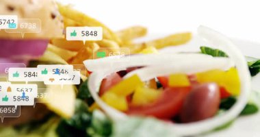 Hamburger, patates kızartması, salata, soldan gelen uyarılar, çoğalma ve nişan gösterisi. Sandviç, susam, yakın çekim, Highkey, masa üstü, bokeh, üst üste