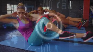 Çekirdek fitness için paspaslar üzerinde bisiklet mekiği çeken kadın lider, görüş mesafesi belirsiz. Spor salonu, grup, antrenman, egzersiz, stüdyo, ekipman