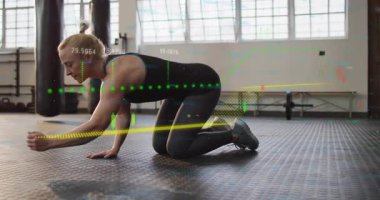 Kadın stajyer, spor salonunda ön kol tahtasına kayıyor. Veri örtüsü olan eğitim çekirdeği. Güç, dayanıklılık, istikrar, odaklanma, hareket, stüdyo, gün ışığı