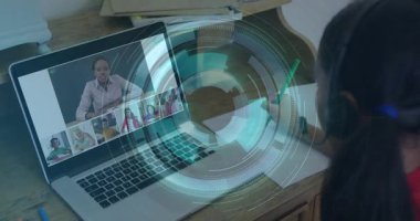 Çocuk masa başında notlar yazarken eğitmen uzaktan ders için bilgisayara el kol hareketi yapıyor. Uzaklaştırma, öğrenci, öğretmen, sınıf, kulaklık, kalem, kağıt