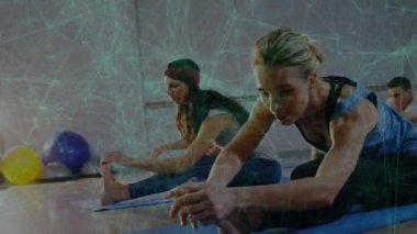 Mavi paspaslar üzerine yoga ve kadınlar hareketlilik için kıvrılıyor, ağ süpürüyor. Esne, grup, stüdyo, barre, toplar, esneklik, denge