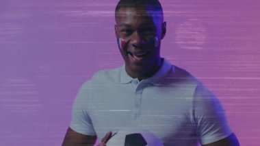 Top tutan, tepki veren ve çerçeve üzerinde spor gururu çizgileri gösteren ıstakalı adam. Küre, portre, stüdyo, atlet, yakın çekim, polo, facepaint