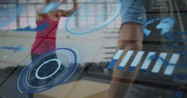 Antrenör, kadın stajyerin fitness jimnastik salonunda gecekondu atlayışı yapması, yüksek çözünürlüklü izleme cihazı takibi. Koçluk, atlet, hareket, üst üste, arayüz, analiz, kettlebell