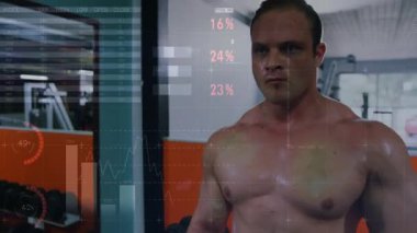 Erkek jimnastiğe giden, tutuşunu ayarlayan ve dambıl omuz yükselten, HUD performans verilerini takip eden. Spor salonu, ağırlık, odak, ter, ayna, kaplama, reklam