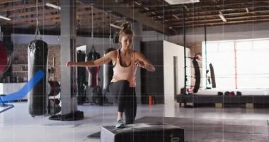 Pyo kutusundan başlayan bir kadın spor salonunda sıçrama yapıyor, gök mavisi grafiklerinin güç kazandığını gösteriyor. Fitness, antrenman, atlet, stüdyo, kardiyo, dayanıklılık, odaklanma