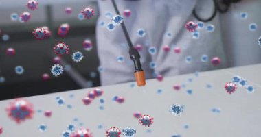 Laboratuvar teknisyeni turuncu uçlu değneği sıranın üstüne indiriyor. Virüs bulaşma belirtisi gösteriyor. Klinik, dezenfeksiyon, steril, tıbbi, araştırma, ekipman, çalışma alanı