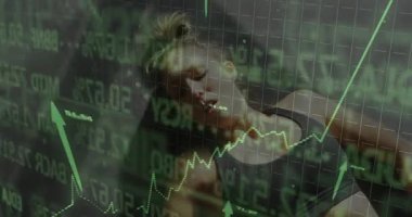 Gövde kaldıran ve çekirdek gücü için yükselen yeşil finans tablolarını ateşleyen yassı mekik çeken bir kadın. Sporcu, antreman, stüdyo, abdominal, kaplama, dijital, twist