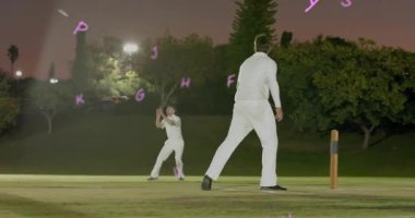 Bowling oyuncusu kriket ışıklarının altında koşuyor ve bovling oynuyor. Animasyon topu sahası ve takım kutlamalarına neden oluyor. Vurucu, vatka, kask, eldiven, kütük, perde, çim