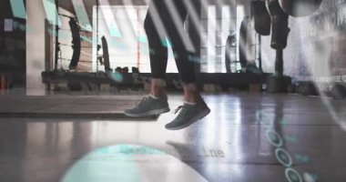 Kadın rutine başlıyor, ayak hareketleri yapıyor, kardiyo için zıplıyor ve diz üstü çakışmalar yapıyor. Sporcu, antrenman, plyometrik, çeviklik, denge, spor salonu, stüdyo