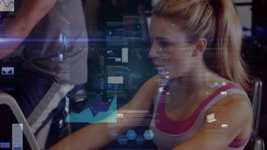 Spor salonundaki makineye tutunan ve çekiştiren kadın idmana başlarken HUD grafikleri üst üste koyuyor. Fitness, training, cardio, equipment, focus, posture, motion