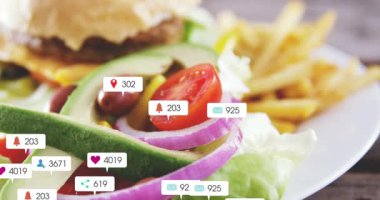 Odaklanma kayması hamburgerin yüzen sosyal ikonlar kazanmasına, tezgahların yükselmesine ve nişanı göstermesine neden olur. Sandviç, avokado, domates, peynir, patates kızartması, masa üstü, yakın plan.