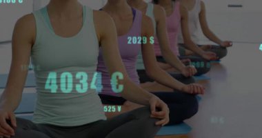 Paspasın üzerinde oturan ön sol kadın, ders başlıyor, finans rakamları ve para grubu arasında gidip geliyor. Yoga, meditasyon, farkındalık, dinginlik, stüdyo, rakamlar, semboller