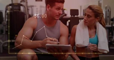 Koç panoyu kontrol ediyor ve animasyon çizelgesini incelerken uygunluk sürecini açıklıyor. Antrenör, müşteri, spor salonu, bank, koçluk, analitik, veri aktarımı