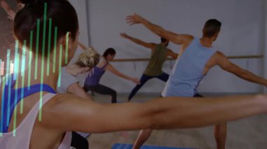 Ön kollarını açan kadın, gövdesini indiren beden eğitimi dersinden sonra dikey çıta yükseliyor. Stüdyo, egzersiz, grup, yoga, minderler, barre, hücum.