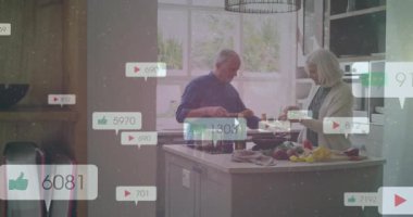 Adada yemek hazırlayan olgun bir çift, yağ döken bir adam yüzen ölçüler, kadın doğrama. Mutfak, ortaklar, işbirliği, yemek pişirme, gün ışığı, pencere, üretim