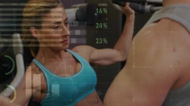 Göğüs presi yapan bir kadın. Erkek kol hareketlerini fark edip vücut geliştirme takibi yaparken bastırıyor. Gözcü, atlet, spor salonu, ağırlık, antrenman, güç, ekipman