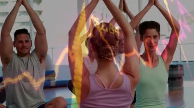 Eğitmen kollarını kaldırıyor ve yoga sınıfında sınıf akışını başlatıyor, dalga boyu sınıfları sayılarla örtüyor. Lider, minderler, grup, stüdyo, esne, sakinleş, denge