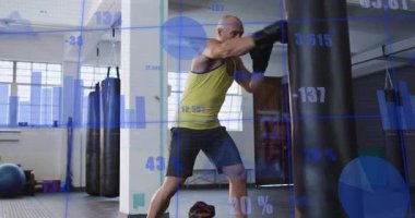 Boksör spor salonundaki geniş duruşundan, mavi bardan ya da turta çizelgelerinden takip etmeye başlıyor. Boks, eldivenler, yumruk, antrenman, fitness, kardiyo, odaklanma