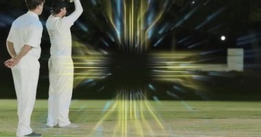 İki vurucu kask kaldırıyor. Kıvılcımlar çakan cırcır böceklerinin üzerinde titreşiyor. Kutlama yapıyorlar. Gece, partnerler, beşlik çakın, parıldayın, neon, dijital, ızgara