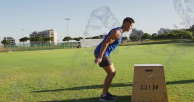 Adam ağırlık değiştiriyor ve kollarını sallıyor. Pyo kutusuna atlıyor. 3.2.1.GO. Plyometrik, atlet, açık hava, alan, çim, kentsel, güneşli