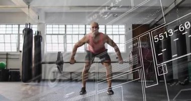 Erkek atlet kalça sürüşünü başlatıyor, spor salonunda tam kapma performansı sergiliyor, sayıları gösteriyor. Halter, halter, patlayıcı, üstten kaldırıcı, stüdyo, pencereler.