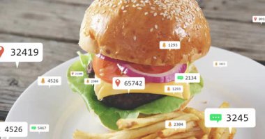 Hamburgerin yanında tek kaplama etiketi, yumurtlama ikonlarının toplanması ve işaretleme malzemelerinin silinmesi. Sandviç, kırsal, masa üstü, makro, artırılmış, çedar, marul.