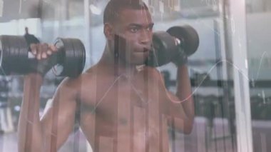 Çubuğu tutan adam, spor salonunda barfiks çeken adam, gövdeyi kaplayan çizelgeler ve izleme gücü. Fitness, training, metrics, analytics, kablo, weight, equipment