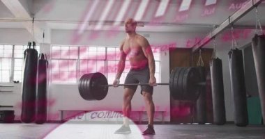 Adam ayak basıyor, çubuk tutuyor, araba sürüyor, kaldırıyor ve indiriyor, pembe kaplamalar geçiyor, spor yapıyor. Halter, ağırlık kaldırma, ağırlık kaldırma, spor salonu, güç, odaklanma, atlet