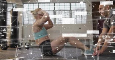 Spor salonu paspasında mekik çeken bayan müşteri antrenör ayakları tutuyor, çekirdek için izleme resepsiyonlarını örtüyor. Abs, antrenman, antrenman, spor, güç, hareket, stüdyo