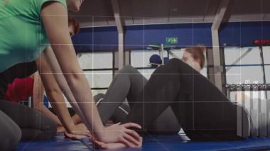 Sol çapa ayakta, kadın beden eğitimi dersinde mekik çekerken HUD bar çizelgeleri gösteriyor. Grup, antrenman, spor, takım çalışması, antrenman, paspas, mekik.